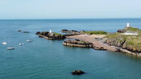 Luftaufnahme-Der-Yachten,-Die-Am-Wunderschönen,-Friedlichen-Strand-Der-Walisischen-Insel-Ynys-Llanddwyn-Vor-Anker-Liegen