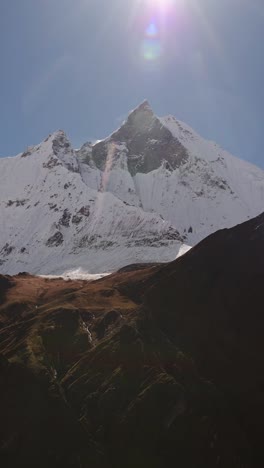 Enormes-Montañas-Cubiertas-De-Nieve-En-Nepal-Bajo-El-Sol-En-Un-Día-Soleado-Con-Sol,-Video-De-Montañas-Verticales-Del-Himalaya-Para-Redes-Sociales,-Instagram-Y-TikTok-De-Hermosos-Paisajes-Montañosos-Espectaculares