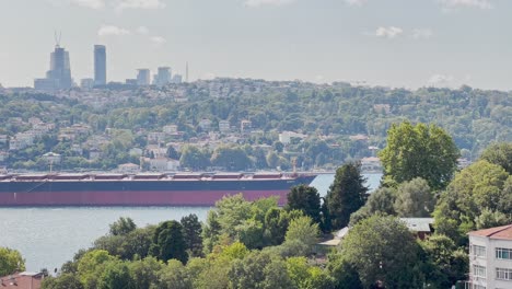 Bosporus,-Brücke,-Schiffe,-Moscheen,-Gebäude,-Menschen-Und-Leben-In-Istanbul,-Türkei