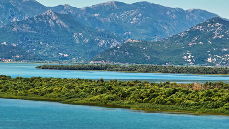 Toma-Aérea-De-La-Vegetación-Y-Las-Montañas-En-El-Parque-Nacional-Del-Lago-Skadar,-Montenegro