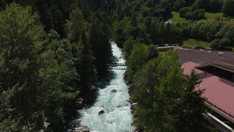 Río-Dora-Baltea-Que-Fluye-A-Través-De-Una-Exuberante-Vegetación-Cerca-De-Pré-Saint-Didier,-Vista-Aérea