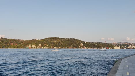 Bósforo,-Puente,-Barcos,-Mezquitas,-Edificios,-Gente-Y-Vida-En-Estambul,-Turquía