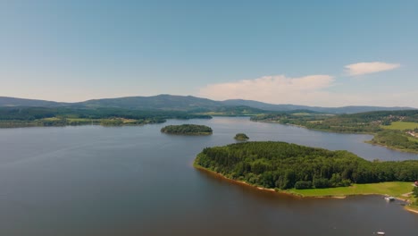 4K-Luftaufnahmen-Von-Inseln-Im-Lipnosee-In-Tschechien,-Europa