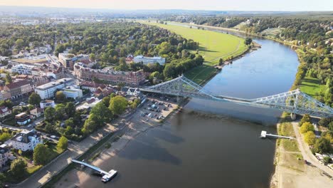 Entdecken-Sie-Atemberaubendes-Videomaterial-Der-Elbe-Und-Der-Loschwitzer-Brücke-In-Dresden