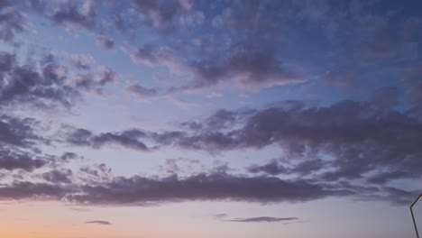 Bunter-Himmel,-Wolken-Und-Meer-Bei-Sonnenuntergang