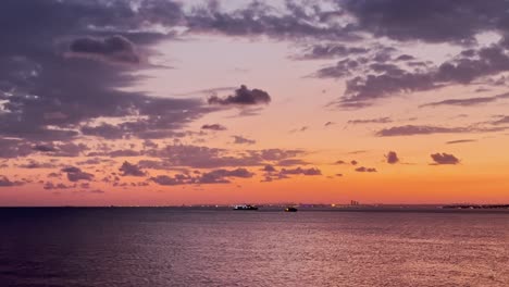 Cielo-Colorido,-Nubes-Y-Mar-Al-Atardecer.