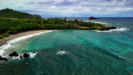 Recorrido-En-Dron-Por-La-Playa-De-Hamoa:-La-Joya-Oculta-De-Maui