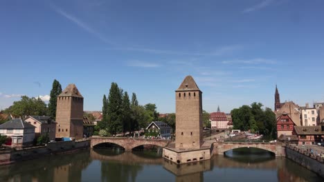 Sehen-Sie-Sich-Einen-Zeitraffer-Von-Menschen-An,-Die-Bei-Sonnenaufgang-Eine-Alte-Deutsche-Brücke-überqueren