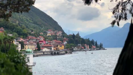 Ubicada-En-La-Costa-Oriental-Del-Lago-De-Como,-Varenna-Susurra-Historias-De-Belleza-Eterna.