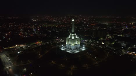 Nacht-Drohnen-Bogenaufnahme-Der-Beleuchteten-Wahrzeichen-Helden-Der-Restaurierung,-Santiago