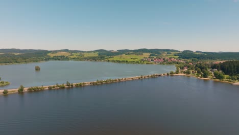 Imágenes-Aéreas-En-4K-Del-Puente-Sobre-El-Lago-Lipno-En-Chequia,-Europa