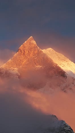 Cima-De-Montaña-Vertical-Al-Atardecer-En-Nepal,-Video-De-Montañas-Al-Atardecer-Vertical-Para-Redes-Sociales,-Instagram-Reels-Y-TikTok-De-La-Gran-Y-Espectacular-Cumbre-De-Las-Montañas-Del-Himalaya-En-Hermosas-Y-Espectaculares-Nubes-Al-Atardecer