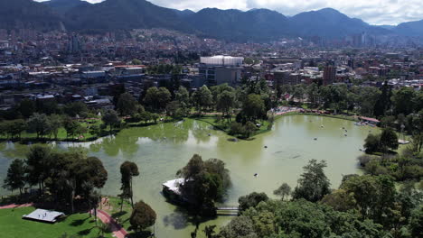 Drone-Shot,-Lake-in-Novious-Park,-Little-Oasis-in-Downtown-Bogota,-Colombia