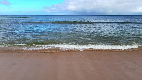 Pequeñas-Olas-Que-Llegan-A-La-Orilla-De-Una-Playa-De-Arena-Del-Océano-Pacífico-En-Maui,-Hawái