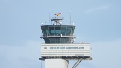 Vergrößerte-Ansicht-Des-Beeindruckenden-Kontrollturms-Am-Flughafen-Hannover,-Aufgenommen-Bei-Tageslicht-Vom-Boden-Aus