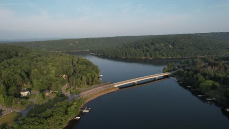 Descenso-Inverso-Con-Dron-En-El-Lago-Deep-Creek,-Mañana-De-Verano-En-Maryland