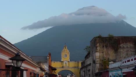 Observa-Cómo-Las-Vibrantes-Calles-De-Antigua-Se-Transforman-En-Este-Cautivador-Lapso-De-Tiempo.