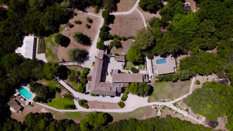 top-down-descending-shot-overhead-a-large-condo-with-multiple-pools-in-Uzes