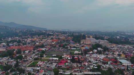 Drone-approaching-the-center-of-the-magic-town-of-Tepotzotlan-in-the-State-of-Mexico,-near-Mexico-City,-on-a-Saturday-afternoon