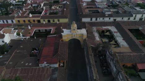 Explora-Las-Pintorescas-Calles-Y-La-Arquitectura-De-Una-Ciudad-Histórica-Desde-Arriba.