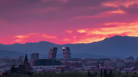 Timelapse-of-a-beautiful-sunset-in-Madrid