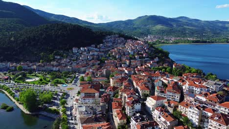 Grecia,-Lago-Kastoria,-Región-De-Orestiada,-Macedonia,-Edificios-De-La-Ciudad-Con-Techo-Naranja