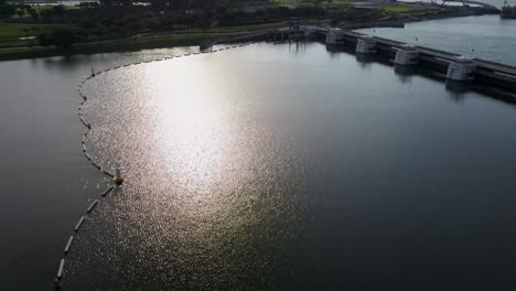 Toma-Aérea-De-Un-Dron-De-La-Presa-De-La-Marina-En-Singapur-Por-La-Mañana