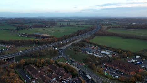 Zeitraffervideo,-Aufgenommen-Am-Morgen,-Als-Die-Autobahn-Stark-Befahren-Wird