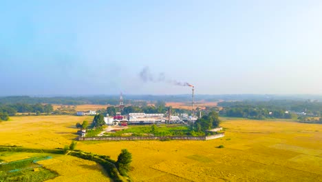 Campo-De-Gas-Entre-Tierras-Agrícolas-Doradas-Que-Contaminan-La-Naturaleza-En-La-Zona-Rural-De-Bangladesh