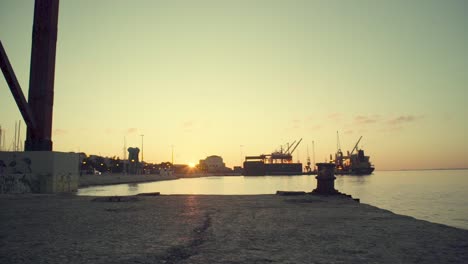 Hafen-Von-Lissabon-Im-Morgengrauen-Sonnenaufgang-Mit-Bootssilhouette