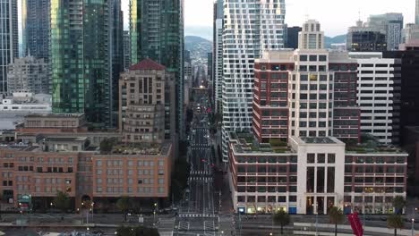 Luftaufnahmen-Von-Drohnen-Zeigen-Den-Rincon-Park-In-Der-Innenstadt-Von-San-Francisco-Und-Zeigen-Die-Lebendige-Uferpromenade,-Die-Berühmte-Bay-Bridge-Und-Das-Geschäftige-Embarcadero-In-Einem-Atemberaubenden-Panoramablick