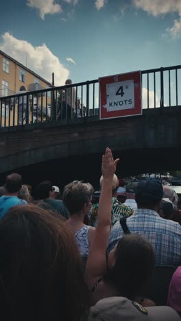 Vertikale-Ansicht-Der-Bootstour-Durch-Den-Kanal-In-Kopenhagen