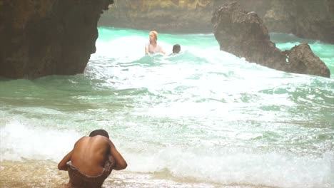 Gente-De-La-Playa-De-Surf-De-Bali,-Indonesia