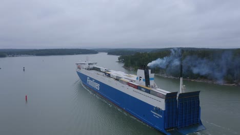 El-Buque-Ro-ro-Finnbreeze-De-Finnlines-Avanza-En-El-Brumoso-Archipiélago-Finlandés