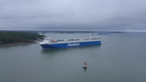 El-Buque-Ro-ro-Finnbreeze-De-Finnlines-Avanza-En-El-Brumoso-Archipiélago-Finlandés