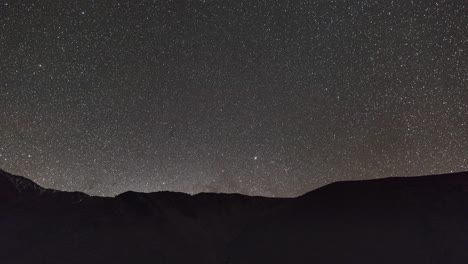 El-Time-lapse-Muestra-El-Centro-De-La-Vía-Láctea-En-Los-Andes-Chilenos-Cerca-De-Paso-De-Agua-Negra