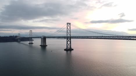 Una-Vista-Aérea-Giratoria-De-Un-Dron-Captura-El-Puente-De-La-Bahía-En-San-Francisco,-California,-Estados-Unidos