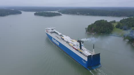 El-Buque-Ro-ro-Finnbreeze-De-Finnlines-Avanza-En-El-Brumoso-Archipiélago-Finlandés