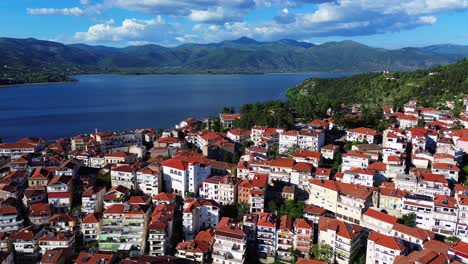 Kastoria,-Griechenland,-Orestiada-See,-Region-Mazedonien,-Luftaufnahme-Von-Stadtgebäuden-Mit-Orangefarbenem-Dach