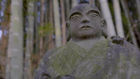 Die-Meisten-Buddhistischen-Statuen-In-Japan-Stehen-Im-Freien-Und-Werden-Im-Laufe-Der-Jahre-Abgenutzt,-So-Dass-Der-Lauf-Der-Zeit-Im-Material-Sichtbar-Ist.