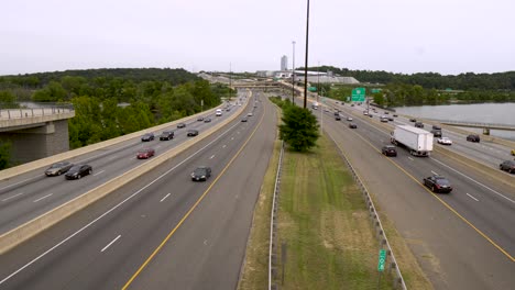 Fahrzeuge-Fahren-An-Einem-Bewölkten-Tag-über-Die-Woodrow-Wilson-Bridge-Und-Den-Potomac-River-Zwischen-Maryland-Und-Virginia