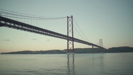 Lissabon-hängebrücke-Bei-Sonnenaufgang-Im-Morgengrauen-Mit-Fluss