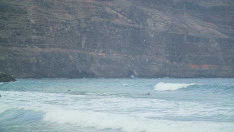 Strandglück:-Meereswellen-Und-Surfen-Auf-Lanzarote