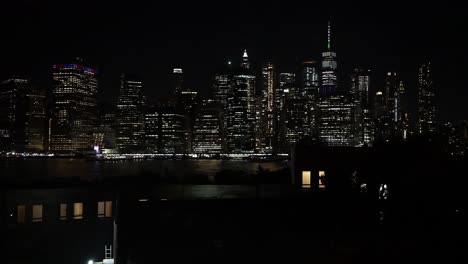 El-Bajo-Manhattan-De-Noche,-Como-Se-Puede-Ver-Desde-La-Acera-Del-Barrio-De-Brooklyn-En-La-Ciudad-De-Nueva-York