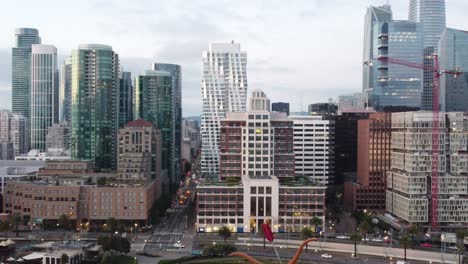 Una-Toma-Con-Zoom-Tomada-Desde-Un-Dron-Que-Muestra-Los-Edificios-A-Lo-Largo-Del-Parque-Rincon-En-San-Francisco,-California.