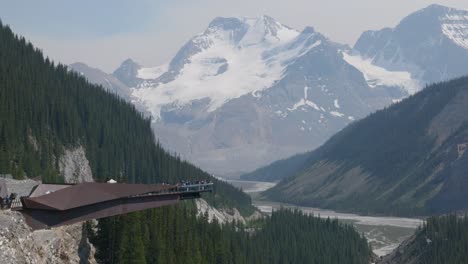 Canadian-popular-tourist-attraction,-sightseeing-breathtaking-Icefield-Skywalk