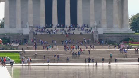 Die-Vorderstufen-Des-Lincoln-Memorial,-Aufgenommen-Vom-Reflexionsteich,-Mit-Menschen-Im-Vordergrund