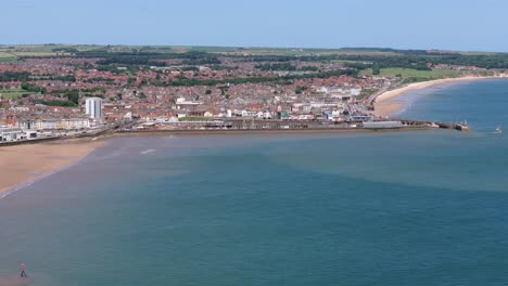 Imágenes-De-Drones-De-Alto-ángulo-De-Bridlington-En-Verano-Con-Cielo-Azul-Y-Océano