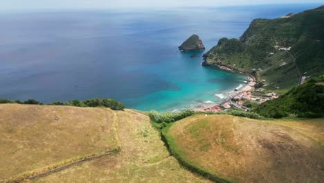 Atemberaubende-Luftaufnahme-Des-Praia-De-São-Lourenço-Und-Des-Türkisfarbenen-Wassers-Der-Insel-Santa-Maria