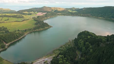 Vista-Aérea-Panorámica-De-La-Majestuosa-Laguna-Volcánica-De-Furnas,-Isla-De-Sao-Miguel,-Azores